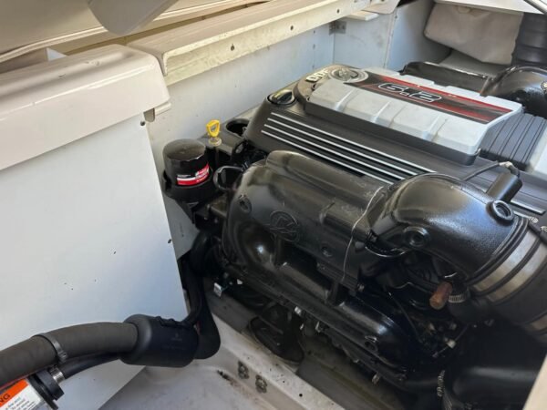 Four Winns SD220 Engine Compartment