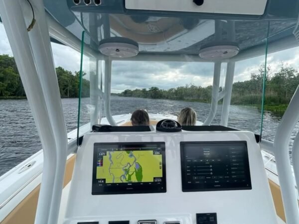 Cape Horn 32XS Helm with Dual 16-Inch Screens