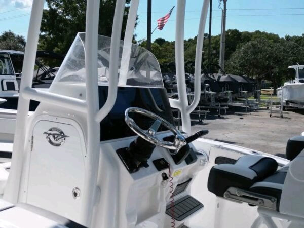 Tidewater 210 LXF captain’s seats and Garmin electronics