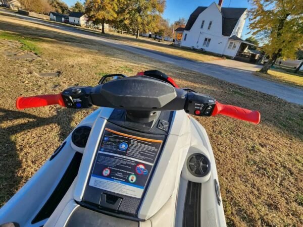 Handlebar and dashboard layout on Yamaha VX Limited HO