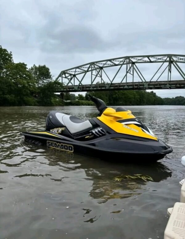 Sea-Doo RXT 2017 riding at speed on open water