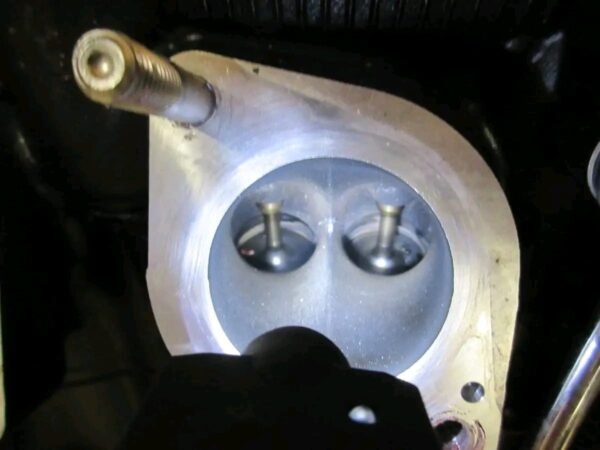Yamaha 1.8L HO pistons and connecting rods close-up